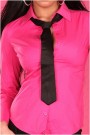 Rožiniai marškinėliai su juodu kaklaraiščiu