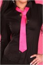 Juodi marškinukai su rožiniu kaklaraiščiu